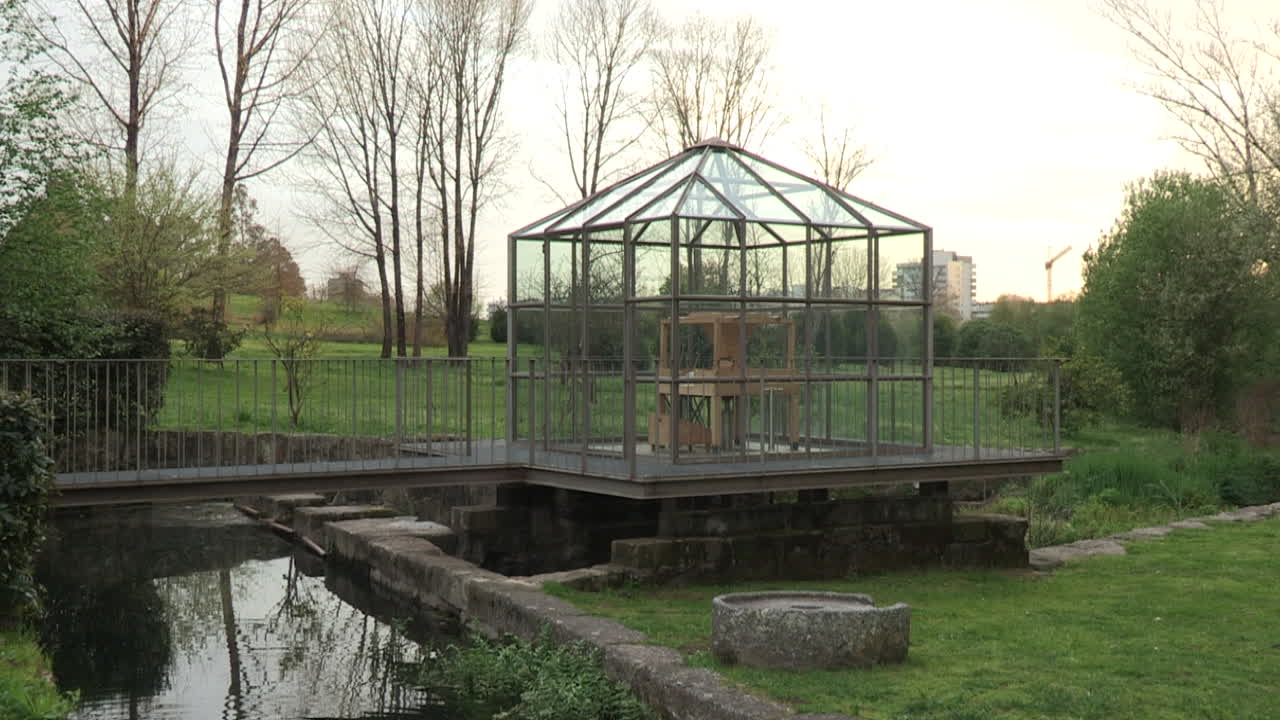 molino de colada restaurado, accionado por agua corriente