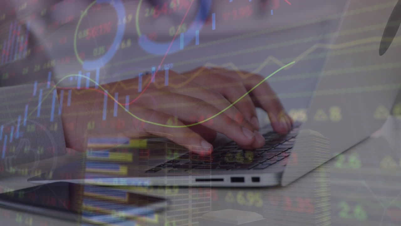 animazione dell'elaborazione di dati statistici contro la sezione centrale di un uomo che usa un portatile in ufficio