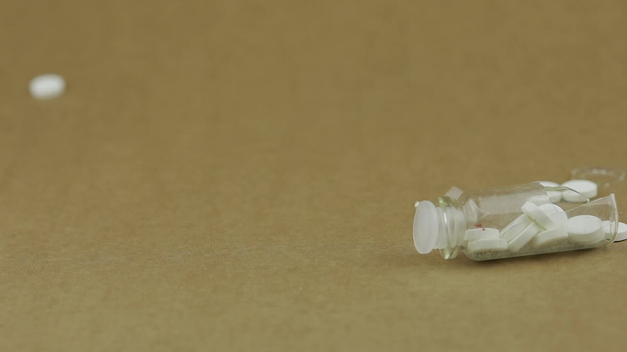 유리 병 에서 흘러내리는 색 의약품 의 근접 사진