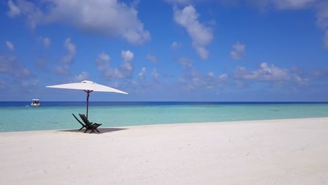 Zwei-Holzstühle-Unter-Einem-Weißen-Sonnenschirm-An-Weißen-Sandstränden-Eines-Tropischen-Ist