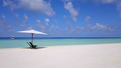 Dos-Sillas-De-Madera-Bajo-Una-Sombrilla-Blanca-En-Playas-De-Arena-Blanca-De-Un-Tropical-Es