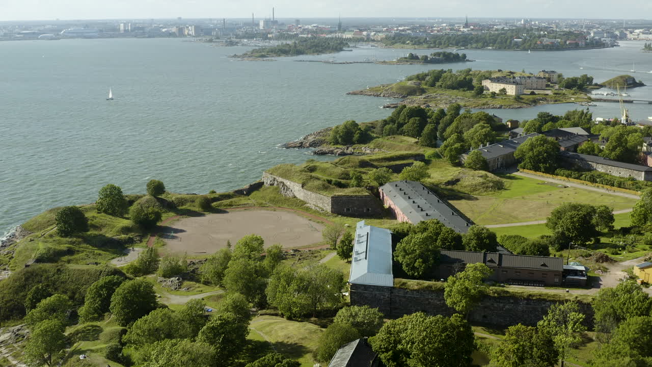 수오멘린나(suomenlinna) 요새 섬 위로 기울어져 헬싱키의 도시 풍경, 화창한 여름날, 핀란드 헬싱포르스(helsingfors), 드론 샷