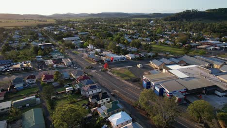 Herbstlaub-Entlang-Der-Straße-In-Der-Stadt-Lismore-In-New-South-Wales,-Australien