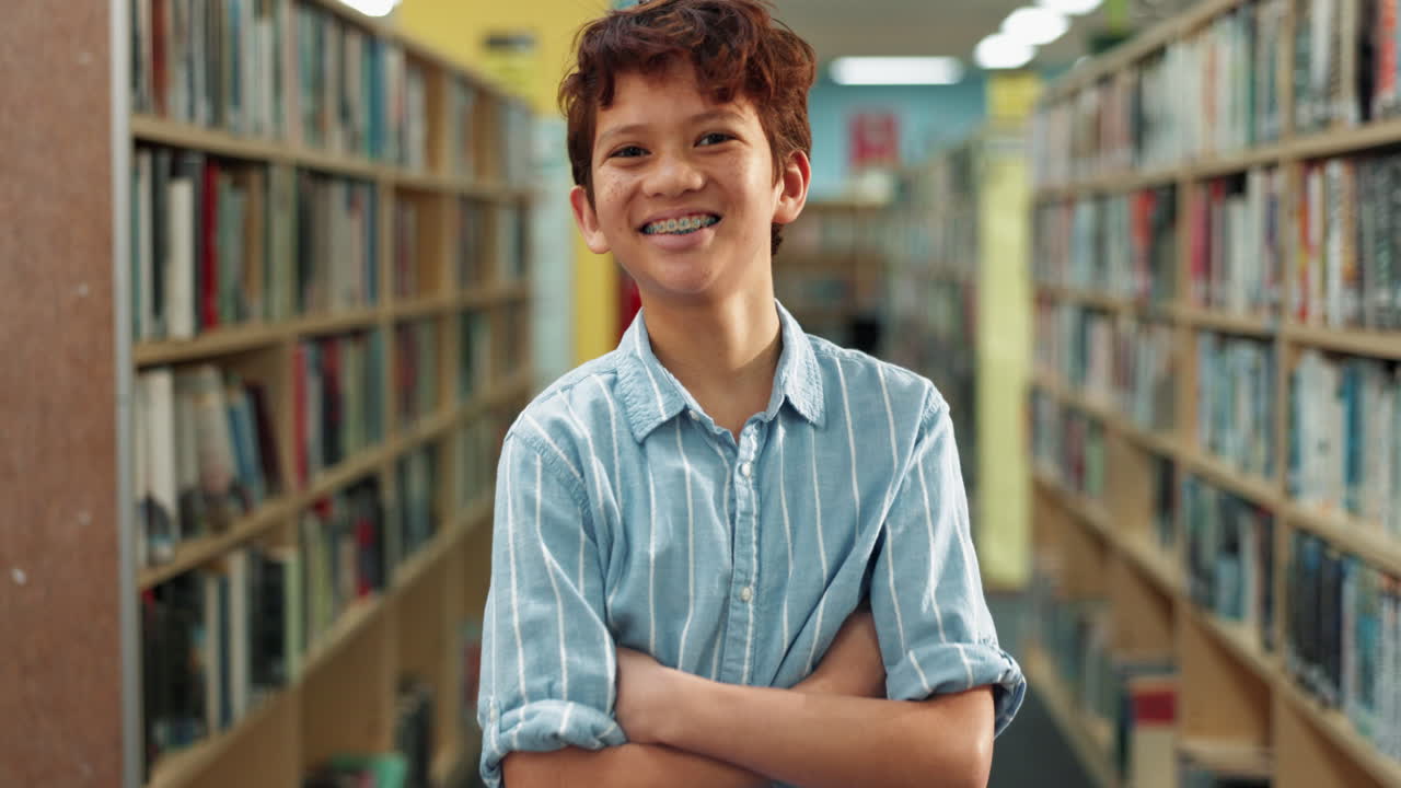 Niño con frenillos en la biblioteca