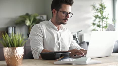 Hombre-De-Negocios-Ocupado-Comiendo-En-La-Oficina-En-Casa