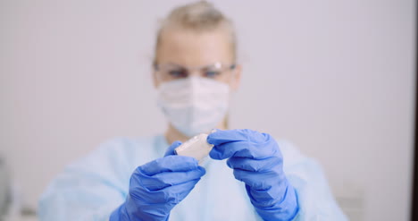 médico sosteniendo y examinando la medicina en las manos
