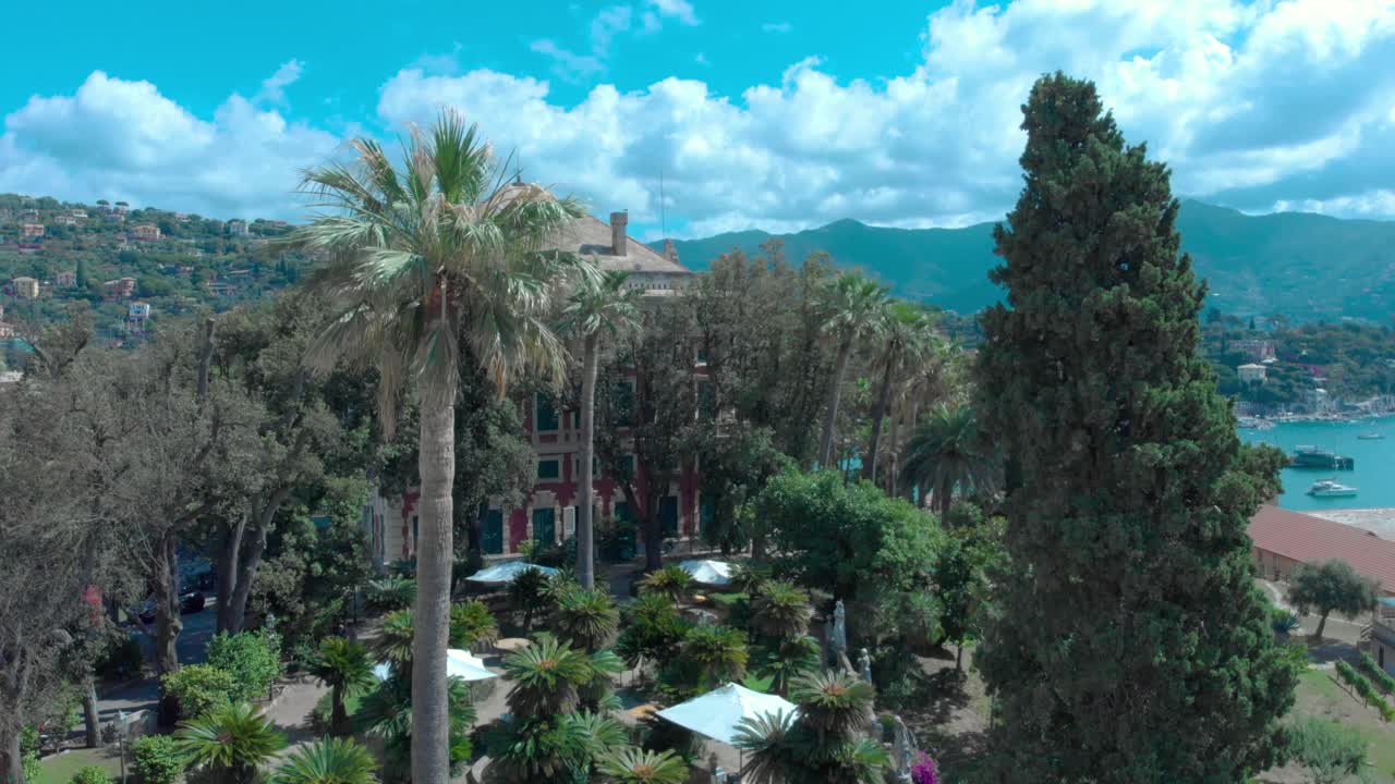 바다 옆에 야자수와 나무가 있는 아름다운 정원, 산타 마르게리타 리구레, 이탈리아