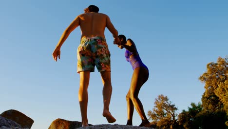 hombre dando una mano de ayuda a la mujer para el apoyo 4k