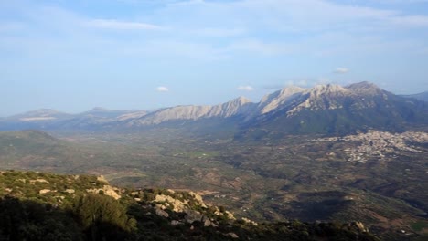 Vista-Panorámica-De-Las-Montañas-Por-El-Clima-Soleado-En-Italia