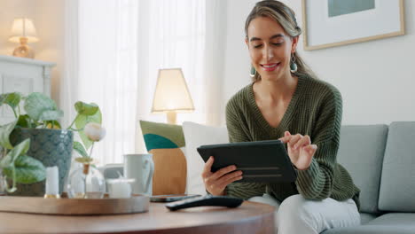 internet, sonrisa y mujer con una tableta