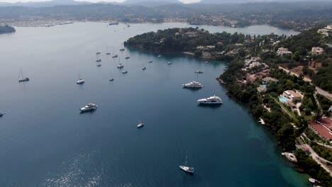 Vista-Aérea-De-La-Isla-De-Corfú-Con-Barcos-En-La-Bahía-De-Komeno