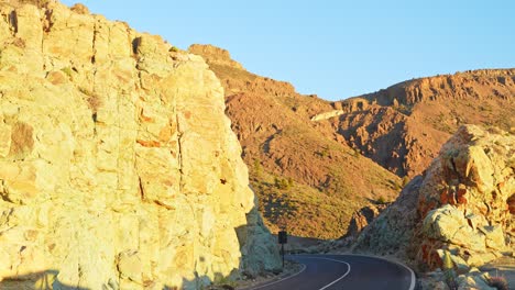 Acantilado-De-Color-Amarillo-Y-Carretera-De-Montaña-En-Tenerife,-Toma-De-Hora-Dorada