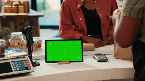 tableta que muestra una pantalla verde aislada en la caja registradora