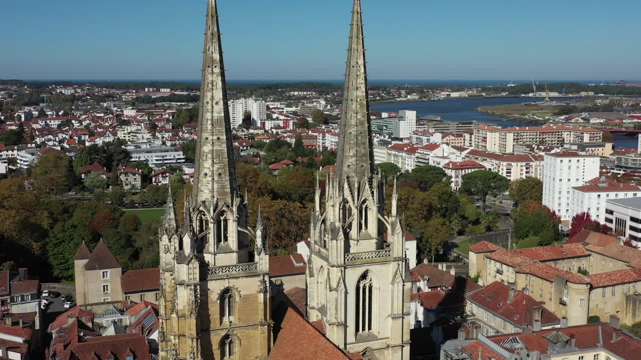 catedral de bayona y paisaje urbano, francia. antena hacia atrás