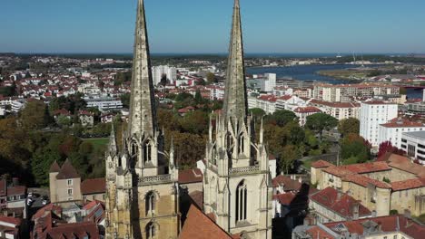 Bayonne-Cathedral-and-cityscape,-France.-Aerial-backward