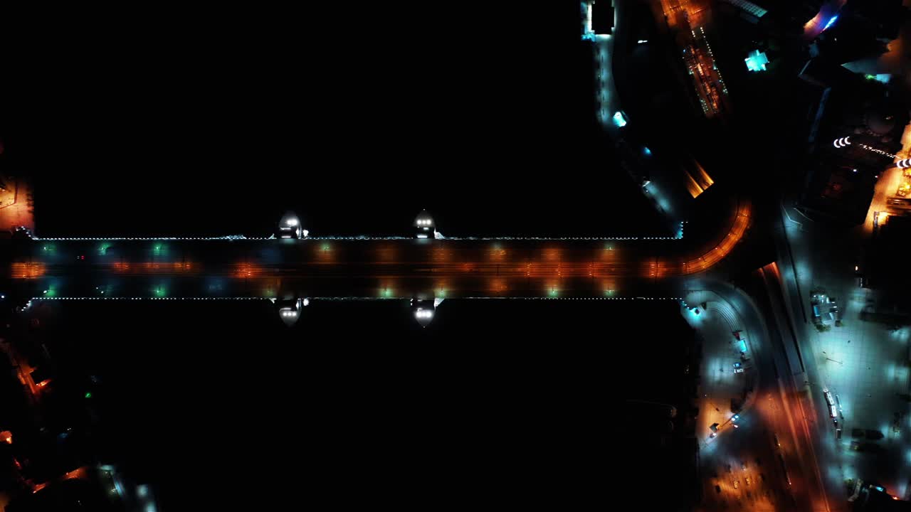 vista aérea nocturna del puente vacío de galata sin gente. imágenes en 4k en turquía
