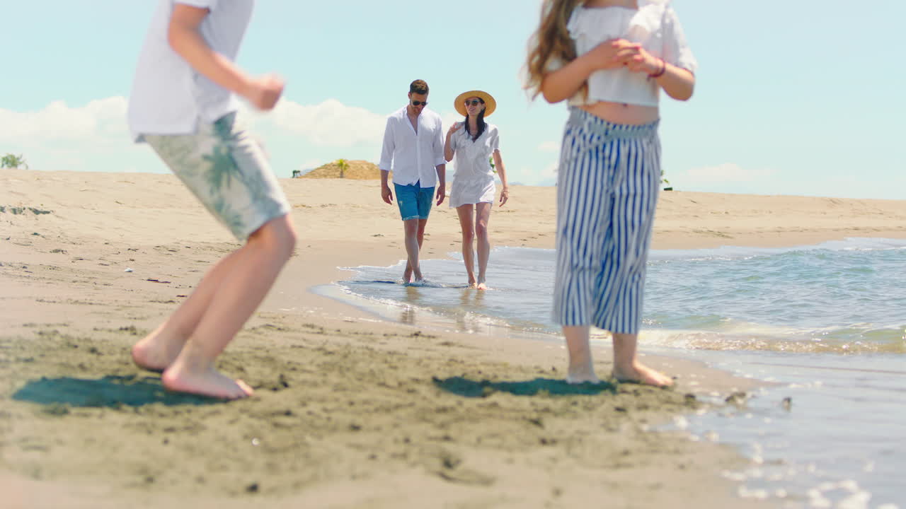 해변 을 즐기는 가족