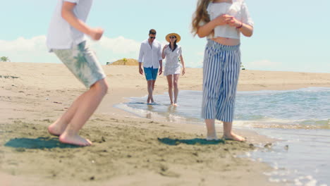 familia disfrutando de un día en la playa