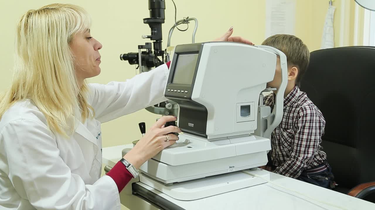 Device for diagnosis of human sight. Doctor ophthalmologist and the patient