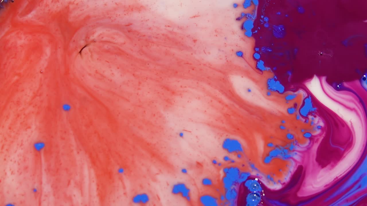 arte fluido abstracto con rojo, azul y púrpura