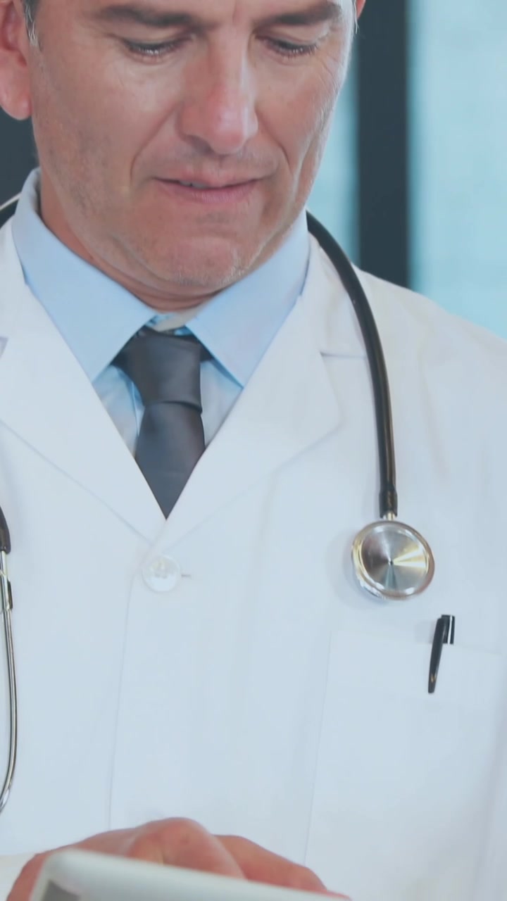 Animación del texto "Feliz Día de la Tierra" sobre médicos diversos