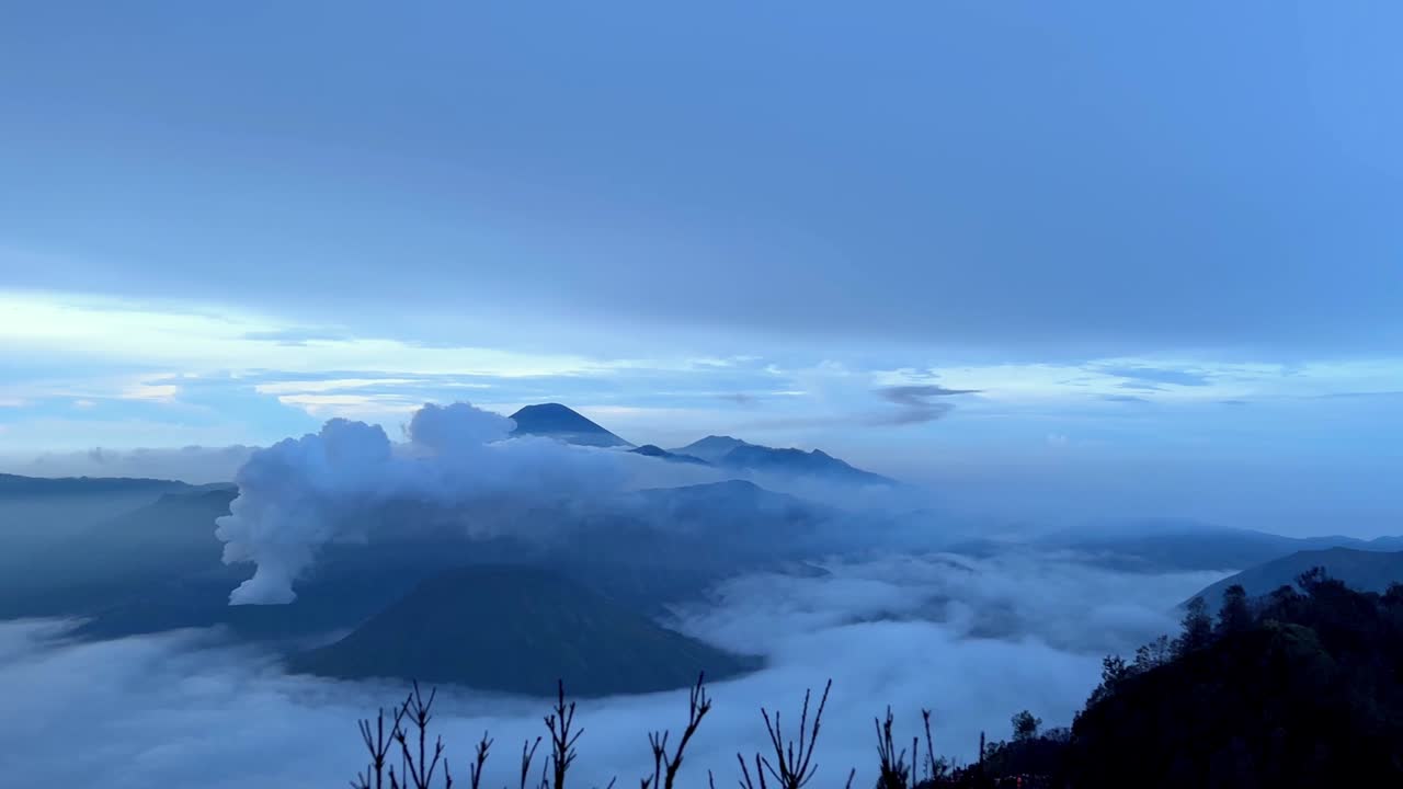 안개와 구름이 가득한 아침에 브로모 텐거 세메루 국립공원의 전망