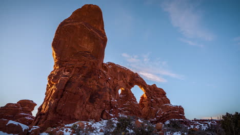 parque nacional arches, utah, ee.uu. timelapse escénicas formaciones de arenisca roja y cielo azul