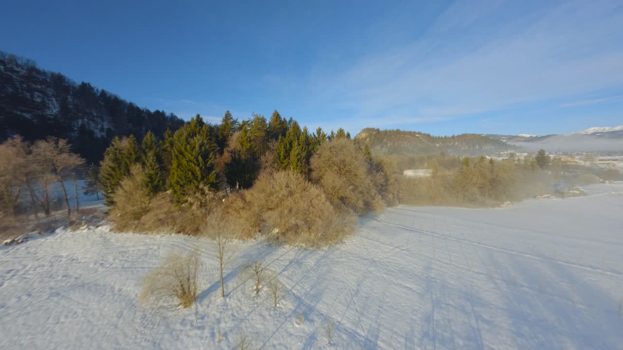 toma de drones fpv, el paisaje cubierto bajo la niebla con montañas circundantes en la mañana en invierno en eslovenia capturado en 4k, drones volando rápido, cerca de objetos con mucho movimiento