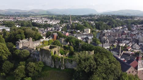 cockermouth castillo y ciudad en segundo plano distrito de los lagos cumbria reino unido imágenes aéreas
