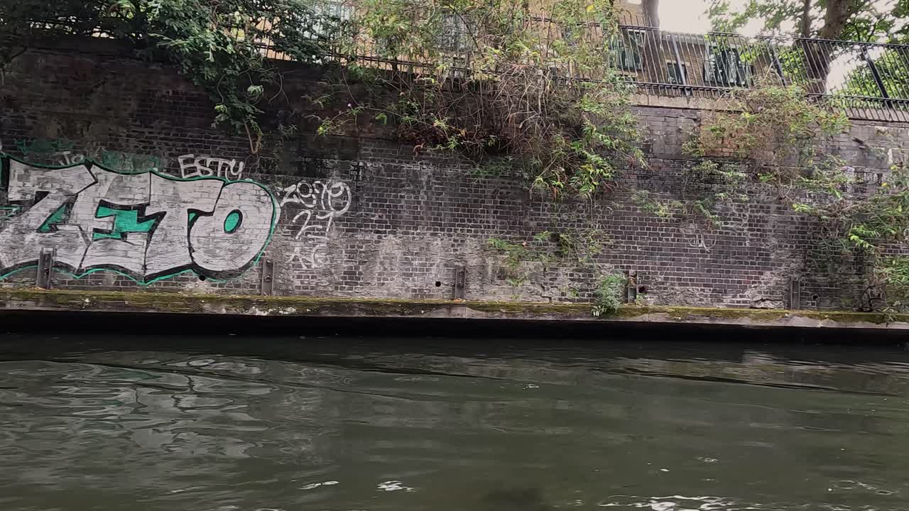 캠든 타운의 운하 벽에 그라피티