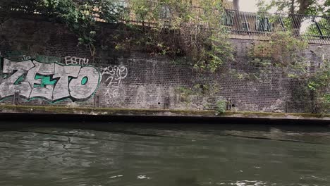 graffiti en la pared del canal en la ciudad de camden