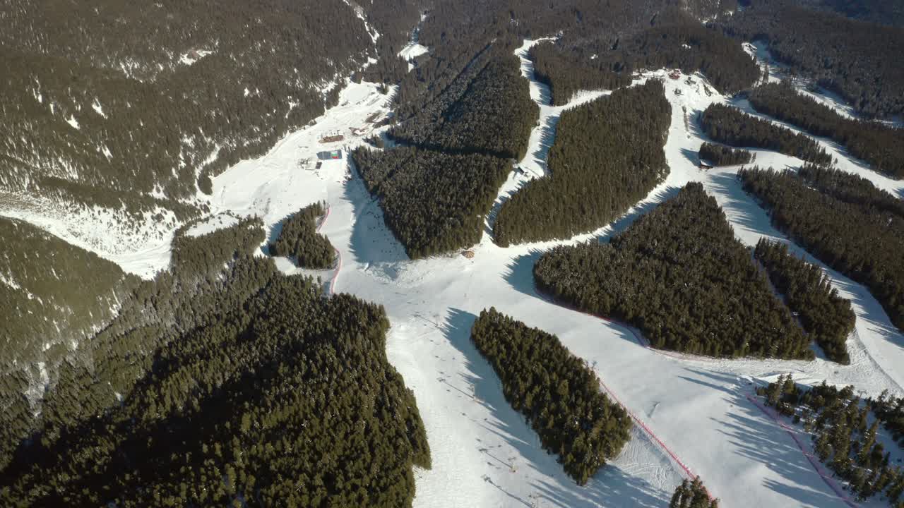 impresionante antena por encima de los senderos de la pendiente de la estación de esquí en un paisaje nevado de invierno