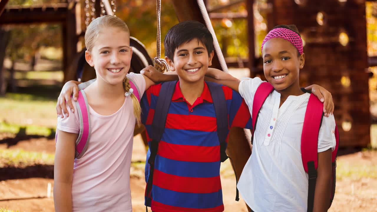 animación de niños diversos sonriendo a la cámara