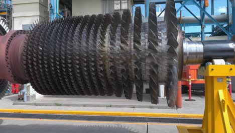 un rotor de turbina y un compresor desmontados