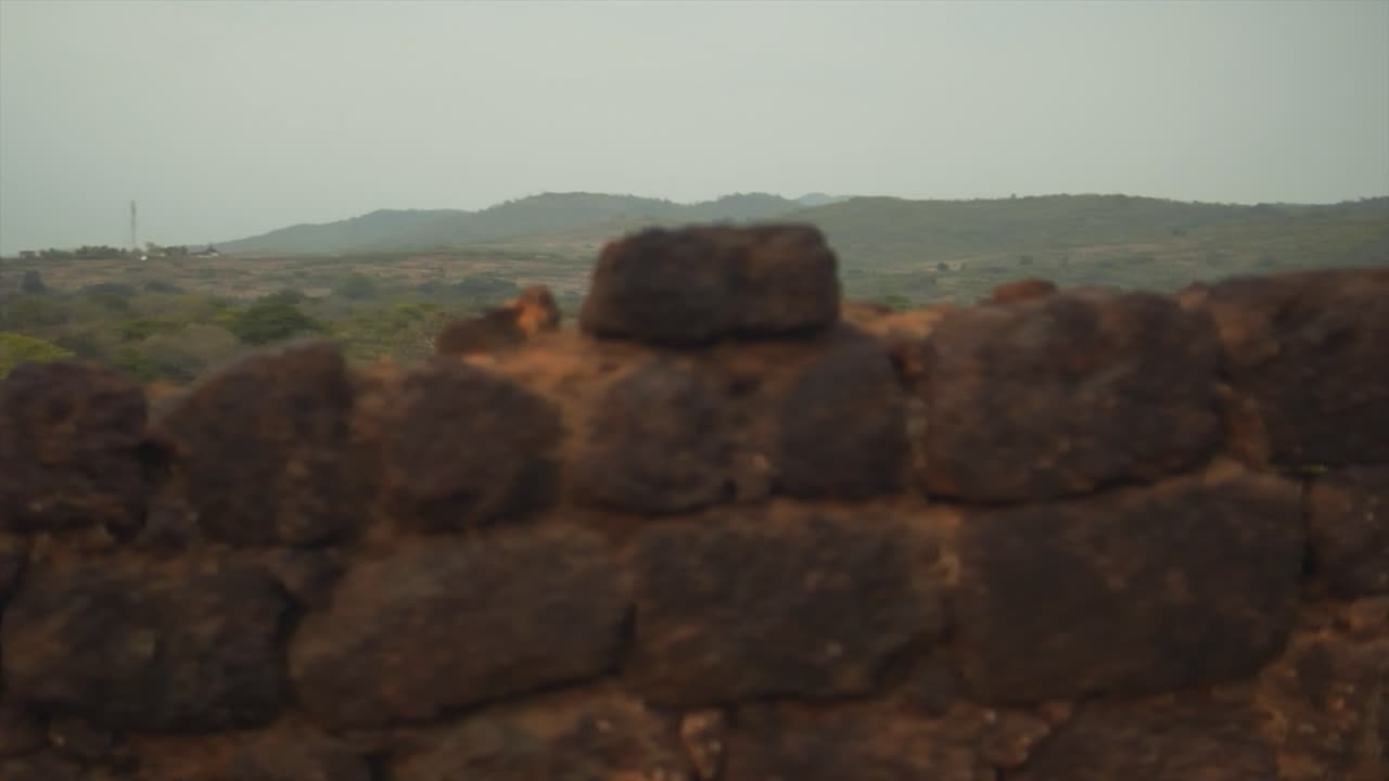 vista panorámica sobre los ladrillos de las ruinas de una antigua fortaleza costera y un horizonte oceánico