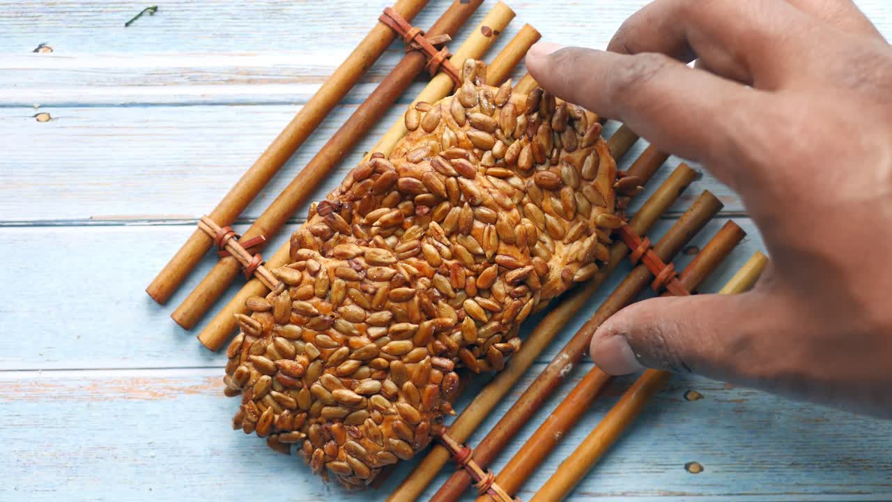 대나무 트레이 에 놓인 선플라워 씨드 쿠키