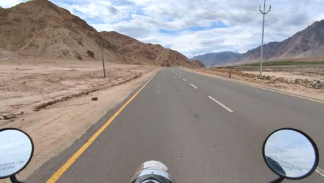 Punto-De-Vista-De-Andar-En-Bicicleta-Por-Las-Peligrosas-Carreteras-Del-Himalaya-De-La-Ruta-Leh-Hanle-En-Ladakh,-India