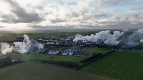 desde los cielos, la fábrica emerge como un faro de producción, sus chimeneas punc