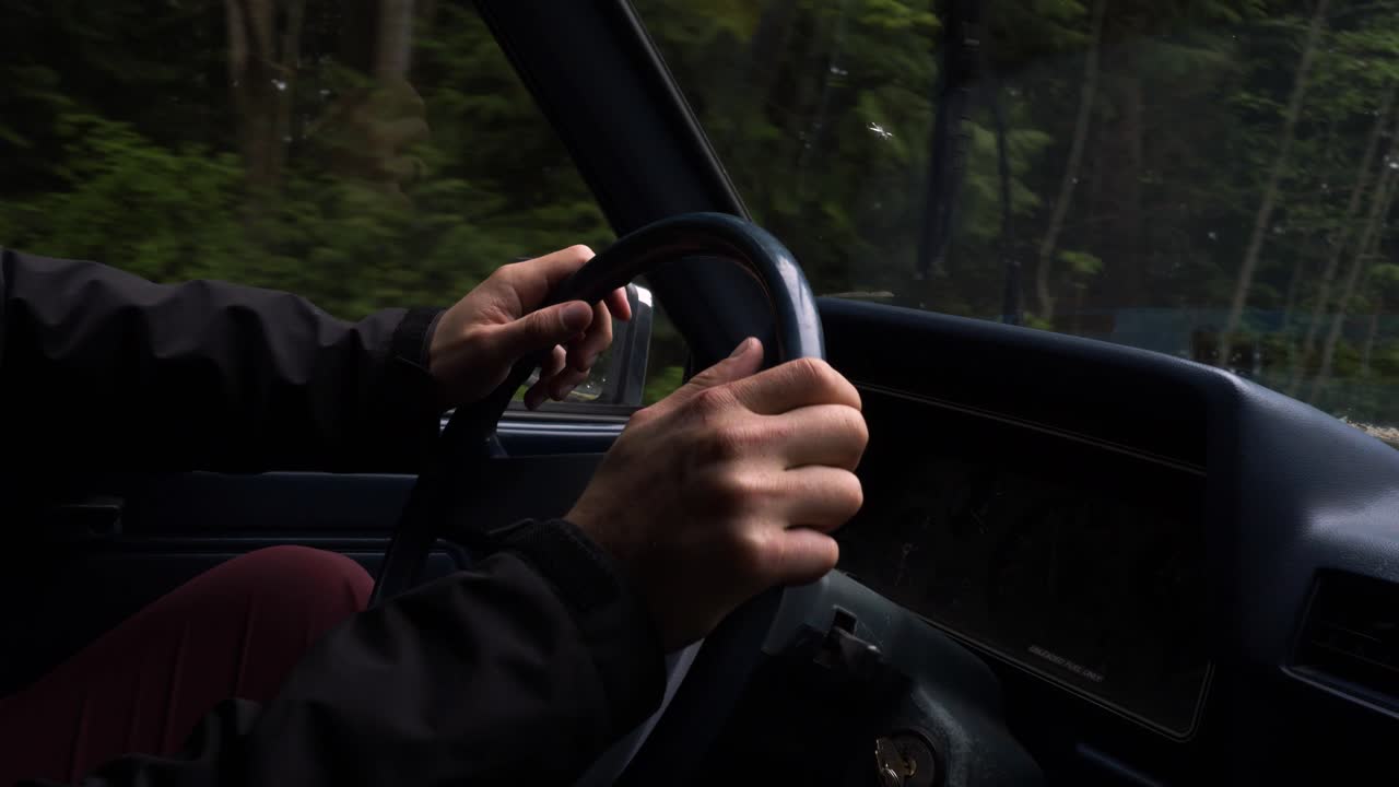 오래된 트럭의 운전대에 남성 손