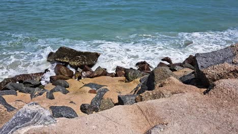 Toma-Estática-De-Rocas-Y-Olas-En-Cocoa-Beach,-Florida.