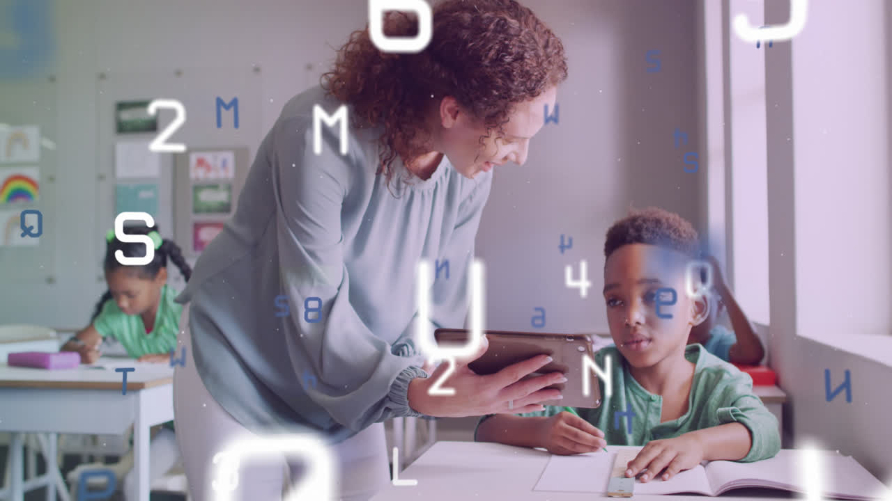 animación de procesamiento de datos sobre una feliz maestra diversa y un escolar usando una tableta en clase