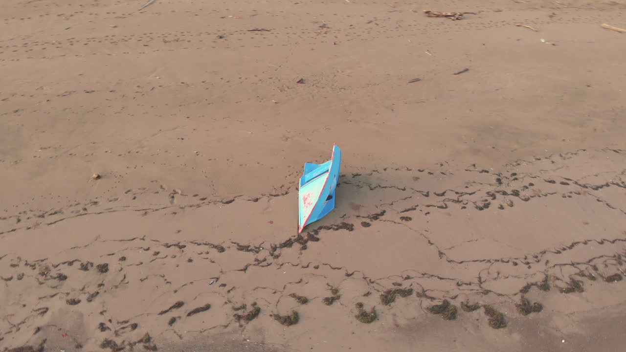 medio barco encontrado en la playa