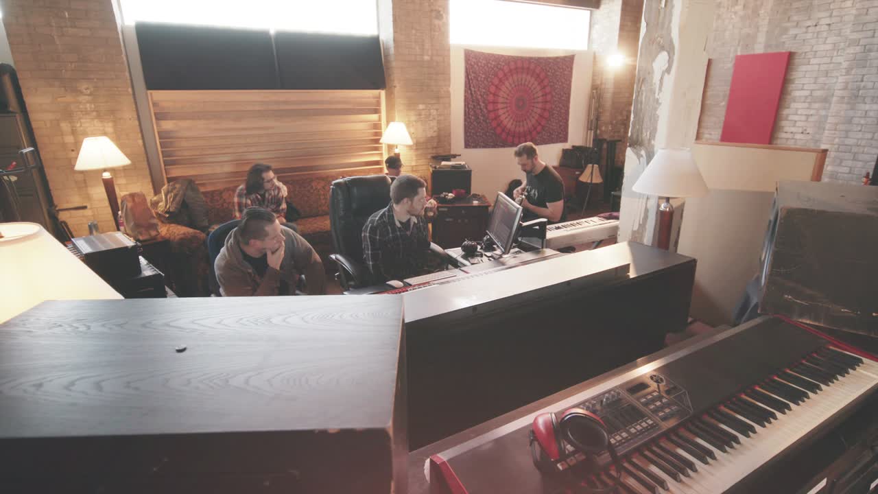 녹음 스튜디오에서 기타 트랙 좌우로 이동