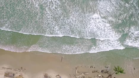 Vogelperspektive-Auf-Ein-Hellblaues-Karibisches-Meer-An-Einem-Strand