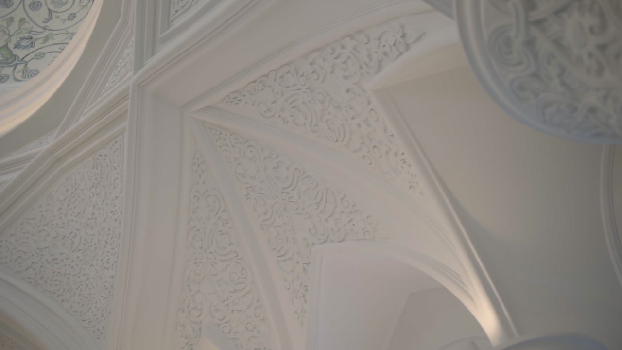 detalle ornamental blanco del techo