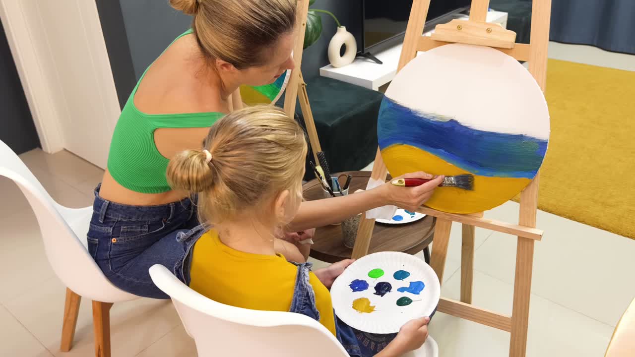 어머니와 딸이 함께 그림을 그리는 것