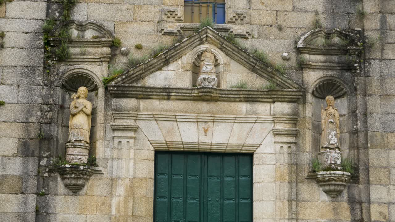 fachada esculpida de santa maría de beade, ourense, españa