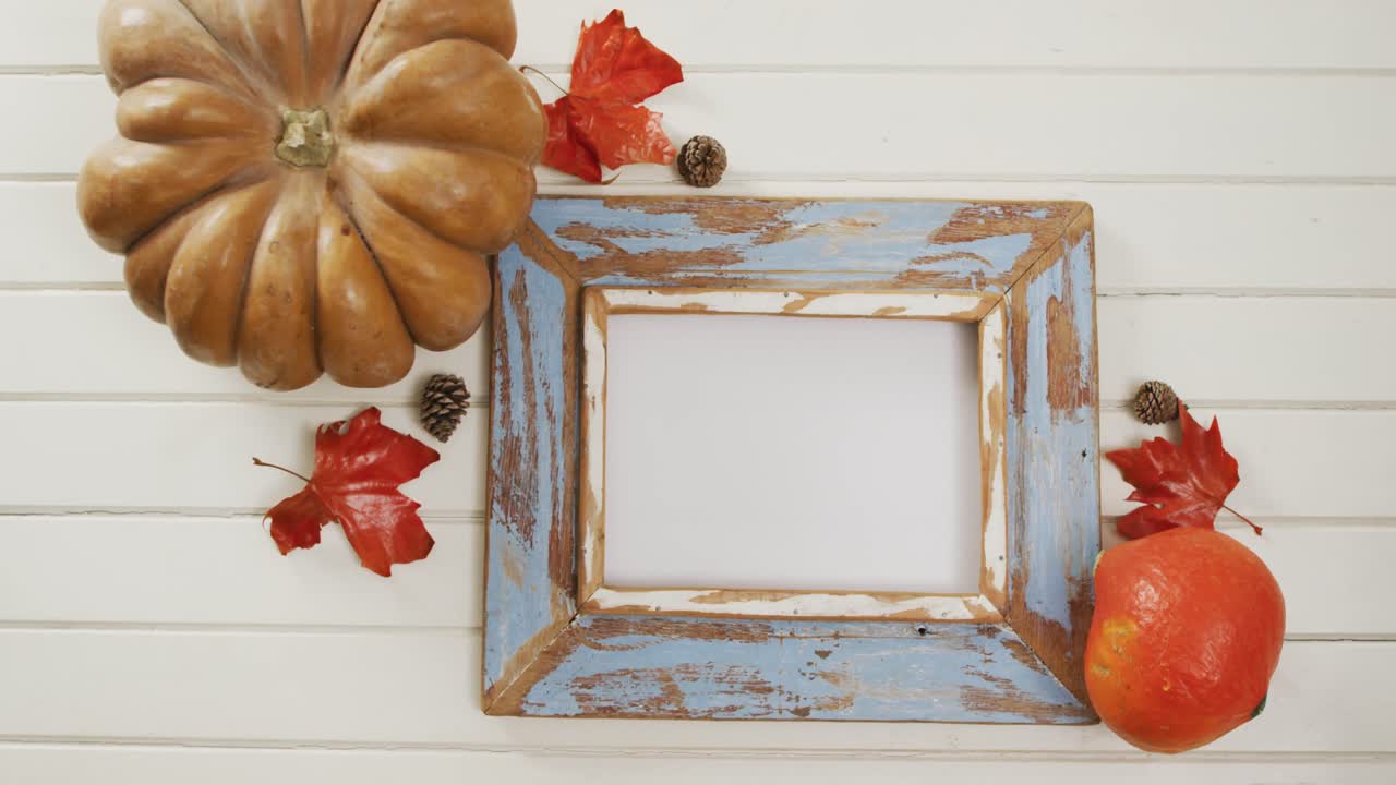 하 ⁇  배경에 복사 공간과 함께 가을 잎과 프레임으로 호박의 비디오