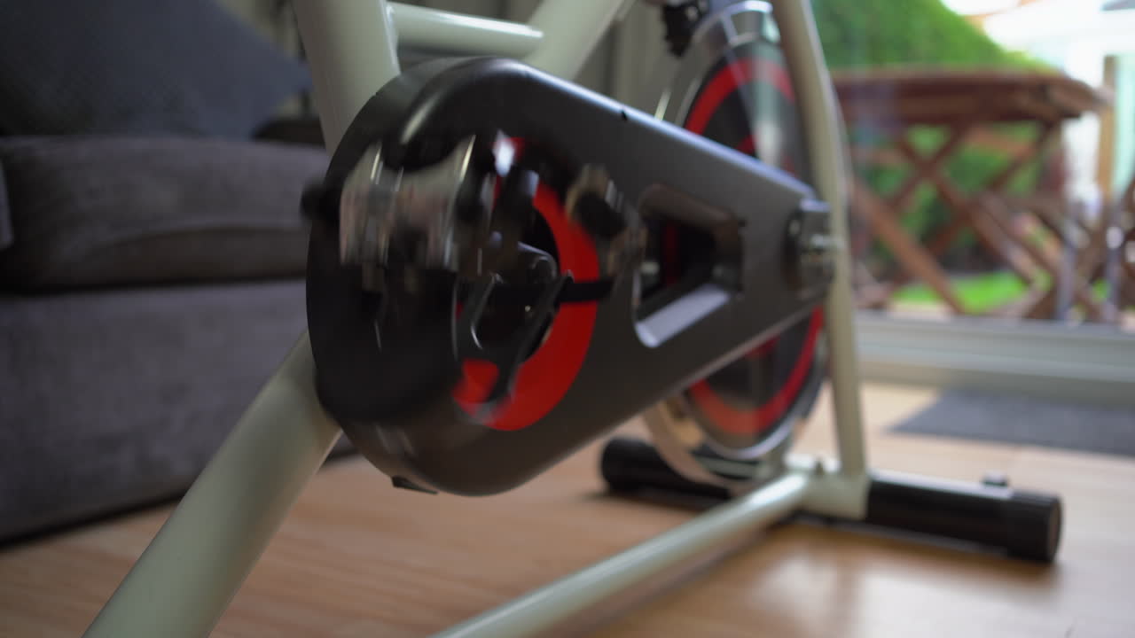 빨간색과 검은색 운동용 자전거, 스스로 움직이는 페달