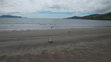 Fiat-500-Coche-Aparcado-En-Inch-Beach-Irlanda-Drone-Vista-Aérea